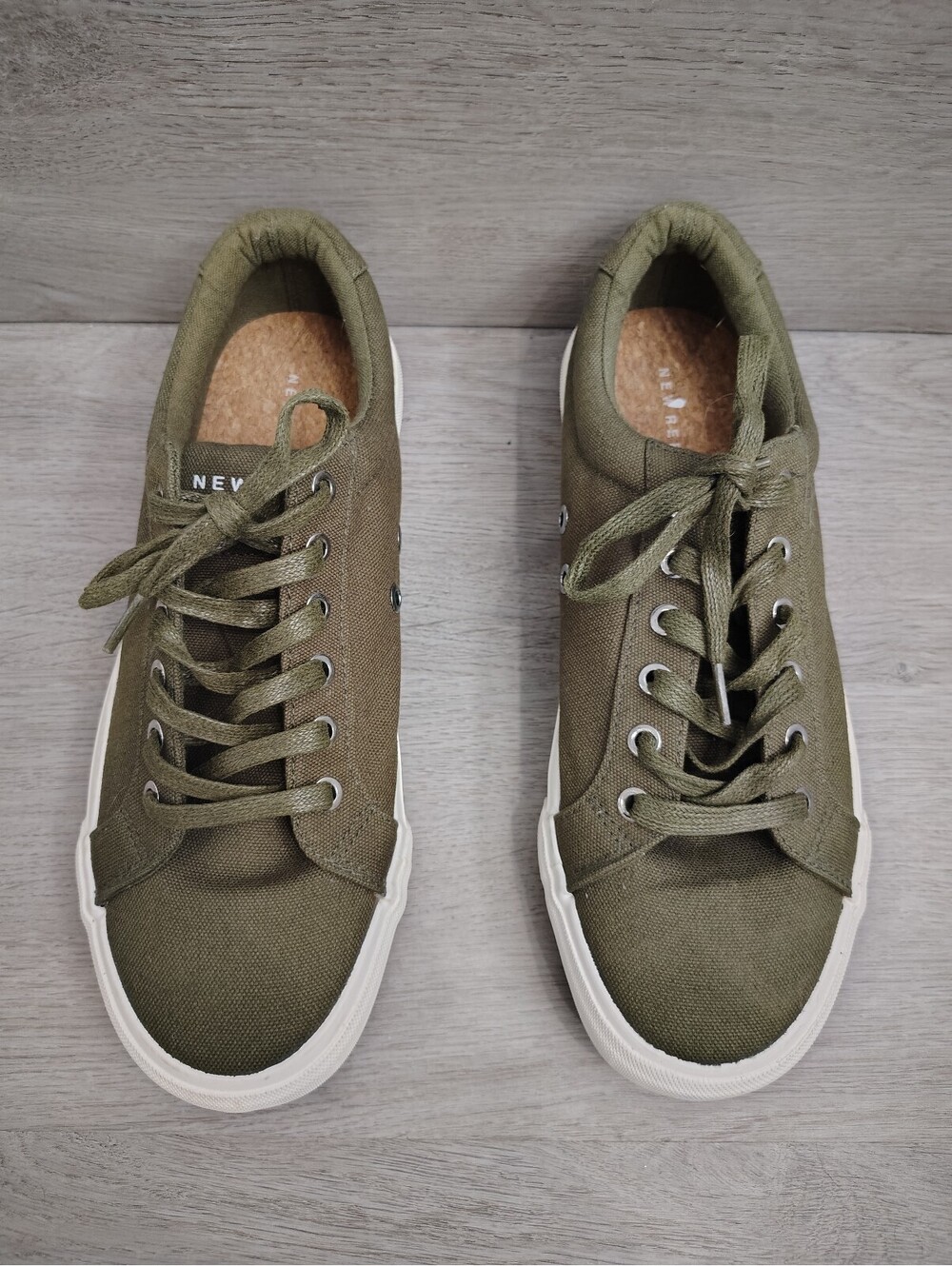 New Republic. Men's low top canvas sneakers. Size 9